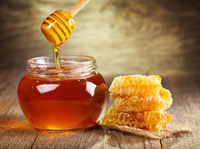 قطرة عسل توضع على السرة لعلاج 35 مرض