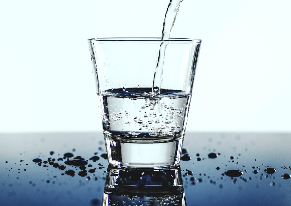 شرب الماء بعد الأكل بكم ساعة