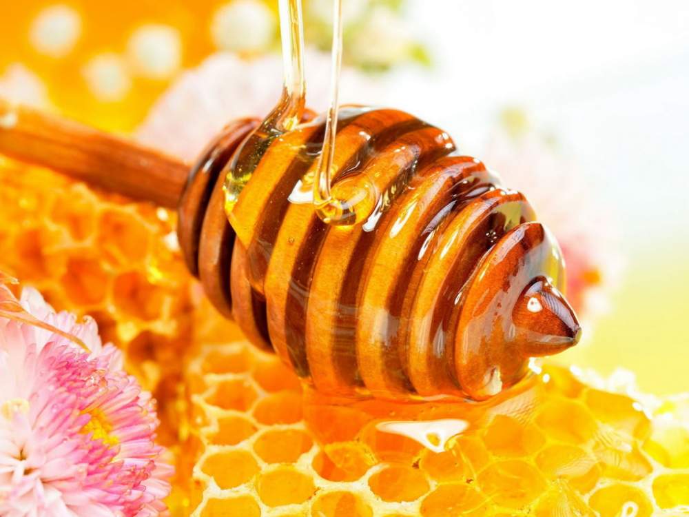 فوائد عسل الزهور بالشمع