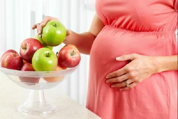 أضرار التفاح للحامل في الشهور الأولى