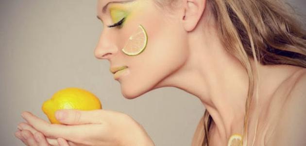 فوائد الليمون للحبوب تحت الجلد
