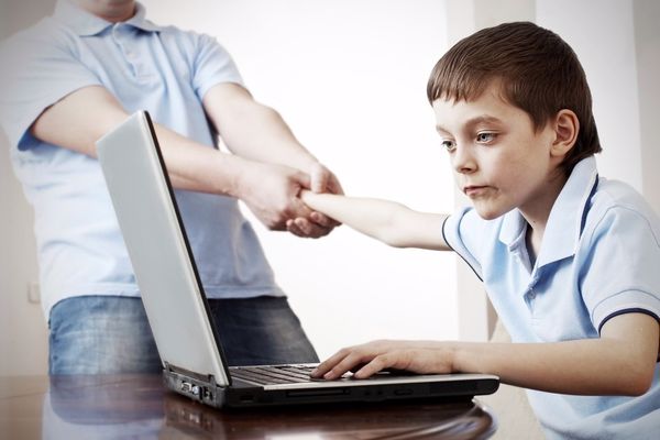 أضرار الأجهزة الإلكترونية على الأطفال