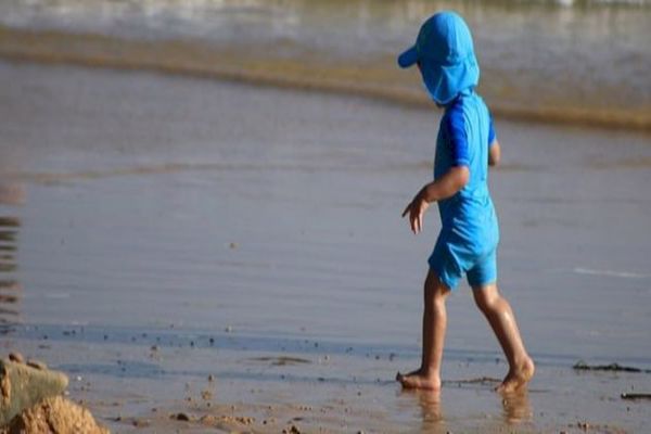 فوائد المشي على الرمل للأطفال
