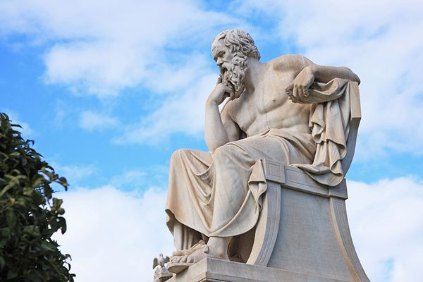 من هو سقراط وما هي فلسفته