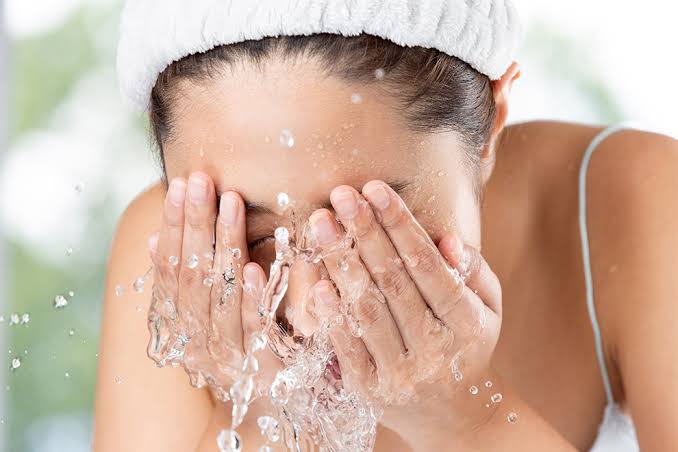 فوائد الاستحمام بالماء البارد للنساء
