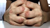 هل طقطقة الأصابع تسبب التهاب المفاصل
