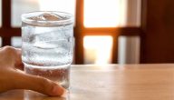 هل شرب الماء ينقي الجسم من السموم